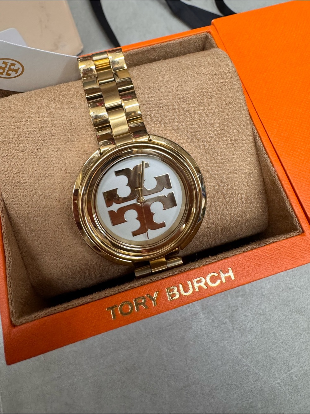 Tory Burch Gold-Tone Logo Dial Bracelet check pics a few details on its face